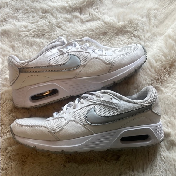 Nike Women's Air Max White and Gray Sneakers 8.5 - Picture 2 of 8